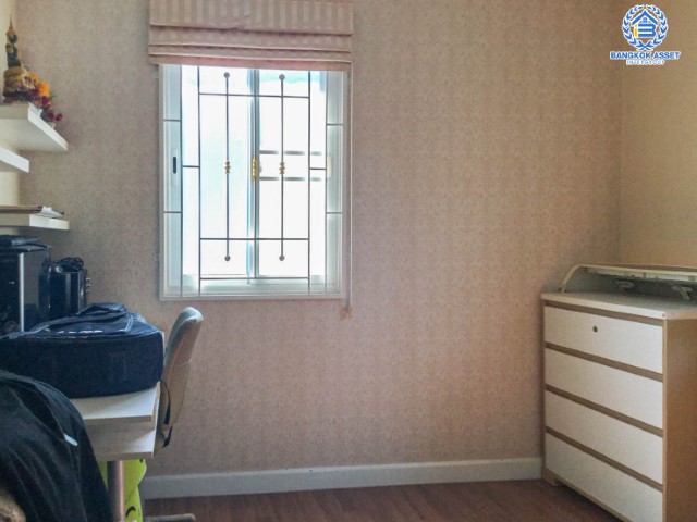 บ้านเดี่ยวมือสองย่านนนทบุรี ม.พฤกษาวิลเลจ28 บางใหญ่-กาญจนาฯ เนื้อที่กว้างขวางมากถึง 58.60 ตร.ว. ฟังก์ชัน 3 ห้องนอน 2 ห้องน้ำ ที่จอดรถ 1 คัน  แถมฟรี! เครื่องปรับอากาศ 3 เครื่อง บนทำเลเดินทางสะดวก ใกล้รถไฟฟ้าสายสีม่วง "สถานีตลาดบางใหญ่" และทางด่วน "กาญจณาภิเษก"